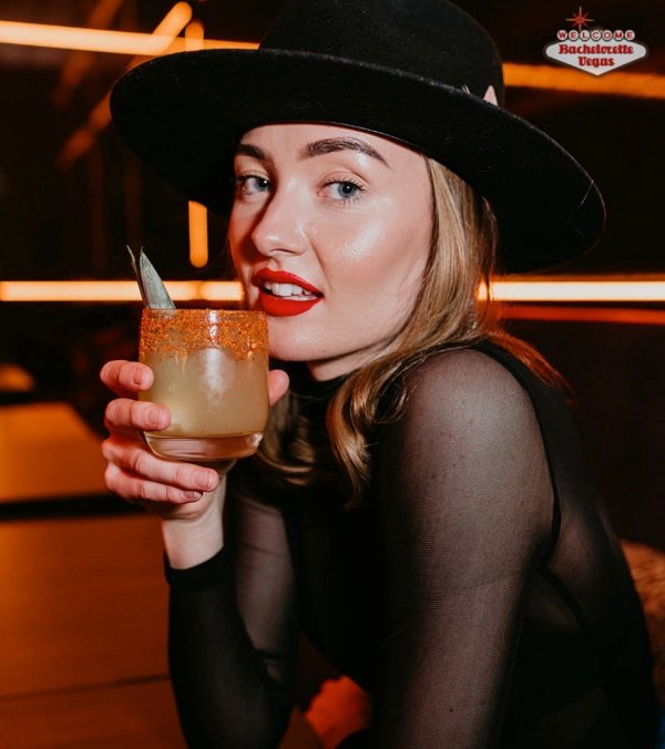 vegas-girl-drinking