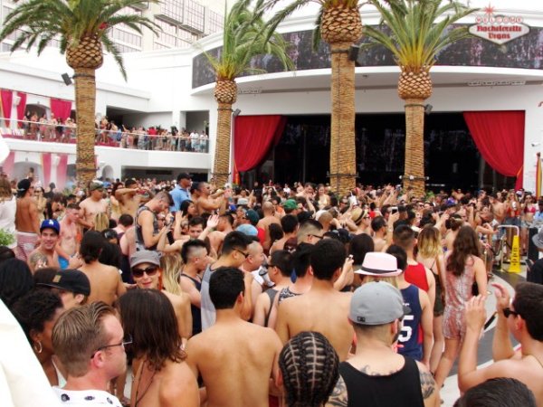 drais-pool-party