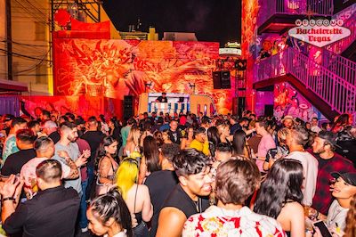 fremont-bar-party-crowd