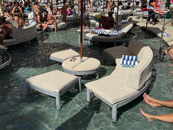 Wet Deck Couch - Party Pool